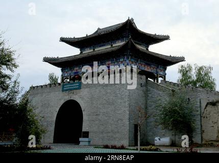 (151020) -- PEKING, 20. Oktober 2015 -- Foto aufgenommen am 15. Oktober 2015 zeigt das Jingren-Tor der Säurestadt Huiyuan im Huocheng County, nordwestchinesische Autonome Region Xinjiang Uygur. )(wyo) CHINA-XINJIANG-HUOCHENG-LANDSCHAFT (CN) ChenxJianli PUBLICATIONxNOTxINxCHN Peking OKT 20 2015 Foto aufgenommen AM OKT 15 2015 zeigt das Jingren-Tor der sauren Stadt Huiyuan in Huocheng County Nordwest China S Xinjiang Uygur Autonome Region wnoyo China XinjiATICINCHINN HuxBLINN Stockfoto