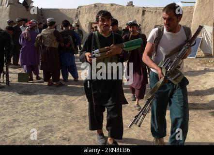 (151020) -- LASHKARGAH, 20. Oktober 2015 () -- afghanische regierungsnahe Militante führen eine Militäroperation im Bezirk Grishk, Provinz Helmand im Süden Afghanistans, 20. Oktober 2015 durch. Afghanische Sicherheitskräfte haben darauf gedrängt, die Militanten in widerspenstigen Provinzen zu beseitigen, da Taliban-Militanten versucht haben, vor dem Winter in Afghanistan mehr Territorium einzunehmen und ihre Positionen zu festigen. () AFGHANISTAN-HELMAND-MILITÄROPERATION Xinhua PUBLICATIONxNOTxINxCHN OKT 20 2015 militante afghanische pro-Regierung Durchführung einer Militäroperation im Bezirk Südliche Helmand Provinz Afghanistan OKT 20 Stockfoto