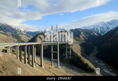 (151020) -- PEKING, 20. Oktober 2015 -- Foto aufgenommen am 16. Oktober 2015 zeigt die Guozigou-Brücke im Huocheng County, nordwestchinesische Autonome Region Xinjiang Uygur. )(wyo) CHINA-XINJIANG-HUOCHENG-LANDSCHAFT (CN) ChenxJianli PUBLICATIONxNOTxINxCHN Peking OKT 20 2015 Foto aufgenommen AM OKT 16 2015 zeigt die Guozigou-Brücke im Huocheng-Kreis Nordwesten Chinas S Xinjiang Uygur Autonome Region wyo China Xinjiang HuochenICATICanli JiXBLINN Landschaft ChenCHINN Stockfoto