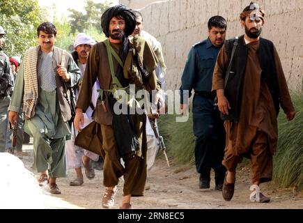 (151020) -- LASHKARGAH, 20. Oktober 2015 () -- afghanische regierungsnahe Militante und Polizisten führen eine Militäroperation im Bezirk Grishk, Provinz Helmand im Süden Afghanistans, 20. Oktober 2015 durch. Afghanische Sicherheitskräfte haben darauf gedrängt, die Militanten in widerspenstigen Provinzen zu beseitigen, da Taliban-Militanten versucht haben, vor dem Winter in Afghanistan mehr Territorium einzunehmen und ihre Positionen zu festigen. () AFGHANISTAN-HELMAND-MILITÄROPERATION Xinhua PUBLICATIONxNOTxINxCHN OKT 20 2015 afghanische pro-Regierung Militante und Polizisten führen eine Militäroperation im Bezirk Südhelm PR durch Stockfoto