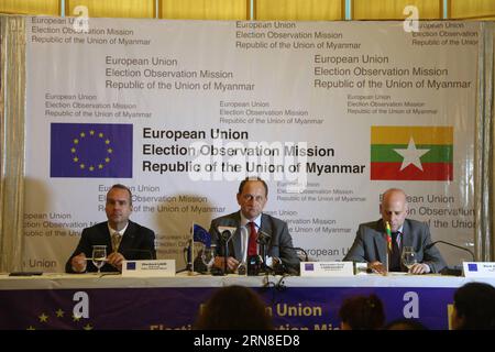 (151020) -- YANGON, 20. Oktober 2015 -- Chefbeobachter der Wahlbeobachtungsmission der Europäischen Union (EU EOM) Alexander Graf Lambsdorff (C), ebenfalls Vizepräsident des Europäischen Parlaments aus Deutschland, spricht nach seinem ersten fünftägigen Besuch in Myanmar am 20. Oktober 2015 im Rahmen einer Pressekonferenz der EU EOM mit den Medien. Die Europäische Union hat 30 langfristige Wahlbeobachter entsandt, um sich ihrem Kernteam bereits in Myanmar anzuschließen, um die für den 8. November anstehenden Parlamentswahlen im Land zu überwachen. ) MYANMAR-YANGON-EU WAHLBEOBACHTUNGSKONFERENZ UXAUNG PUBLICATIONXNOTXINXCHN Stockfoto