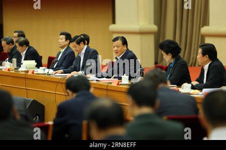 (151020) -- PEKING, 20. Oktober 2015 -- Liu Yunshan (3. R, Back), Mitglied des Ständigen Ausschusses des Politischen Büros des Zentralkomitees der Kommunistischen Partei Chinas, spricht am 20. Oktober 2015 in Peking, der Hauptstadt Chinas, zu einer Sitzung über die Förderung der florierenden Entwicklung der chinesischen Literatur- und Kunstindustrie. (dhf) CHINA-BEIJING-LIU YUNSHAN-TAGUNG DER LITERATUR- UND KUNSTINDUSTRIEN (CN) LiuxWeibing PUBLICATIONxNOTxINxCHN Peking OKT 20 2015 Liu Yunshan 3. R zurück ein Mitglied des Thing Committee des Politischen Büros des Zentralkomitees der Kommunistischen Partei Chinas spricht vor einer Sitzung Stockfoto