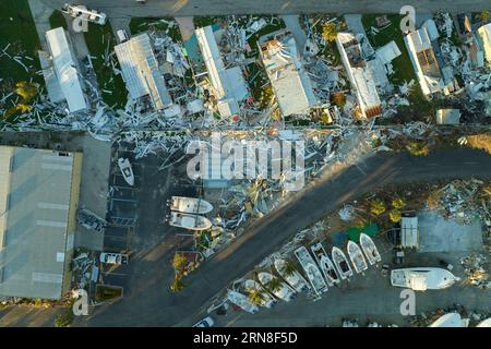 Zerstört durch starken Hurrikan Winde Vorstadthäuser in Florida Wohnmobil Wohngebiet. Folgen von Naturkatastrophen Stockfoto