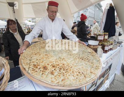 (151021) -- ZAGREB, 21. Oktober 2015 -- Soparnik, kroatisches traditionelles Gericht, wird während der Kaufen Kroatischen Messe am zentralen Platz in Zagreb, Hauptstadt von Kroatien, 21. Oktober 2015 zubereitet. Mehr als 250 kroatische Erzeuger beteiligen sich an dem Tarif, der auf die Förderung lokaler Produkte abzielt. ) KROATIEN-ZAGREB-BUY KROATISCHE MESSE MisoxLisanin PUBLICATIONxNOTxINxCHN Zagreb OCT 21 2015 Kroatisches traditionelles Gericht WIRD während der Kaufen Kroatischen Messe AUF dem Central Square in Zagreb Hauptstadt Kroatiens OCT 21 2015 mehr als 250 kroatische Produzenten nehmen an dem Preis Teil, der auf DIE Förderung lokaler Produkte ausgerichtet IST Kroatien Zagreb Kaufen CR Stockfoto