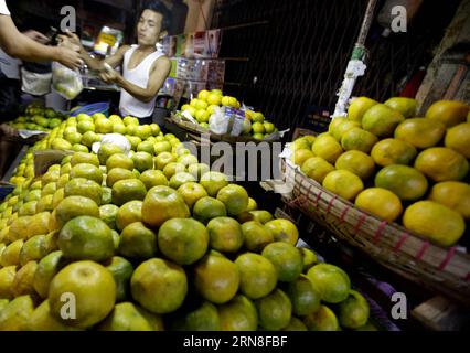 Ein Verkäufer verkauft Obst an einem Obststand in Yangon, Myanmar, 21. Oktober 2015. Der Außenhandel Myanmars belief sich in den ersten sechs Monaten (April-September) des Geschäftsjahres 2015 auf 13,88 Milliarden US-Dollar, was einem Rückgang von 5,8 Prozent oder über 800 Millionen Dollar gegenüber 14,75 Milliarden Dollar im gleichen Zeitraum von 2014 bis 2015 entspricht, sagten offizielle Quellen am Mittwoch. ) MYANMAR-YANGON-AUSSENHANDEL UxAung PUBLICATIONxNOTxINxCHN ein Verkäufer verkauft Früchte AN einem Obststand in Yangon Myanmar OCT 21 2015 Myanmar der Außenhandel von Myanmar belief sich in den ersten sechs MONATEN April September des Geschäftsjahres 2015 auf 13 88 Milliarden US-Dollar Stockfoto