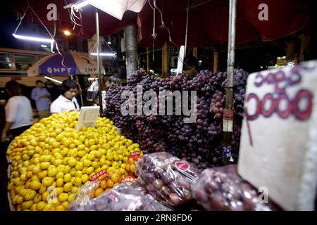 Ein Kunde kauft Früchte an einem Obststand in Yangon, Myanmar, 21. Oktober 2015. Der Außenhandel Myanmars belief sich in den ersten sechs Monaten (April-September) des Geschäftsjahres 2015 auf 13,88 Milliarden US-Dollar, was einem Rückgang von 5,8 Prozent oder über 800 Millionen Dollar gegenüber 14,75 Milliarden Dollar im gleichen Zeitraum von 2014 bis 2015 entspricht, sagten offizielle Quellen am Mittwoch. ) MYANMAR-YANGON-AUSSENHANDEL UxAung PUBLICATIONxNOTxINxCHN ein Kunde kauft Früchte AN einem Obststand in Yangon Myanmar OCT 21 2015 Myanmar der Außenhandel von Myanmar belief sich in den ersten sechs MONATEN April September des Geschäftsjahres 20 auf 13 88 Milliarden US-Dollar Stockfoto