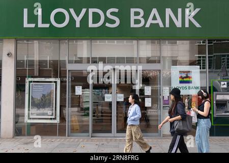 London, Großbritannien. August 2023. Eine allgemeine Ansicht einer Zweigstelle der Lloyds Bank in London. Danksagung: Justin Ng/Alamy Stockfoto