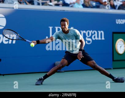 Flushing Meadow, United Erklärte. August 2023 31. Gael Monfils aus Frankreich streckt sich aus, um Andrey Rublev im Grandstand Stadium bei den US Open Tennis Championships 2023 im USTA Billie Jean King National Tennis Center am Donnerstag, den 31. August 2023 in New York City einen Ball zurückzugeben. Foto von John Angelillo/UPI Credit: UPI/Alamy Live News Stockfoto