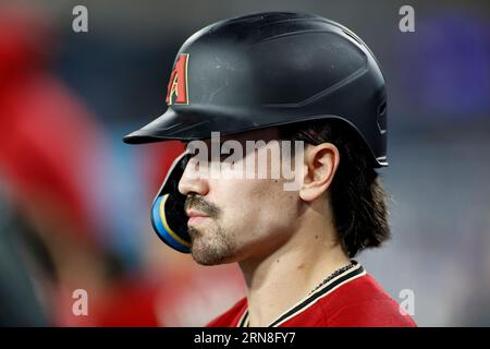 Arizona Diamondbacks Right Fielder Corbin Carroll (7) wartet im Dugout während eines regulären Saisonspiels zwischen den Arizona Diamondbacks und Los Angele Stockfoto