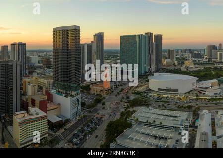 Abendliche Stadtlandschaft im Stadtteil Miami Brickell in Florida, USA. Skyline mit hohen Wolkenkratzern in moderner amerikanischer Megapolis Stockfoto