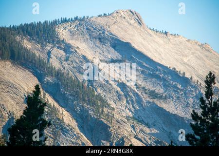 Der Tenaya Lake ist ein wunderschöner Anblick entlang der Tioga Road durch den Yosemite National Park. Stockfoto