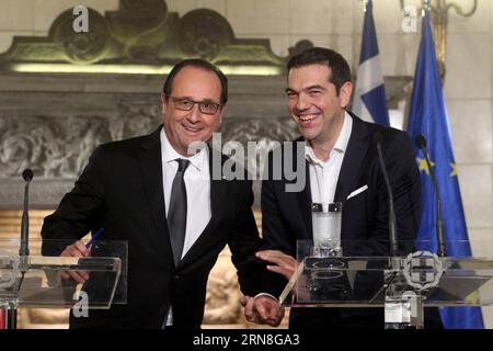 (151023) -- ATHEN, 23. Oktober 2015 -- der griechische Premierminister Alexis Tsipras (R) und der französische Präsident Francois Hollande nehmen am 23. Oktober 2015 an einer Pressekonferenz im Herrenhaus Maximos in Athen, Griechenland, Teil. Der französische Präsident Francois Hollande hat am Freitag den zweiten und letzten Tag seines offiziellen Besuchs hier begonnen, indem er Frankreichs nachdrückliche Unterstützung für die Reformbemühungen Griechenlands zur Überwindung der Schuldenkrise bekräftigte und die Notwendigkeit eines Dialogs über Schuldenerleichterungen bekräftigte, sobald die Griechen die Rettungsverpflichtungen erfüllen. ) GRIECHENLAND-ATHEN-FRANKREICH-VISIT MariosxLolos PUBLICATIONxNOTxINxCHN Athen OKT 23 2015 Greek Prime Ministe Stockfoto