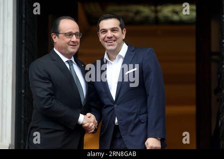 (151023) -- ATHEN, 23. Oktober 2015 -- der griechische Premierminister Alexis Tsipras (R) gibt dem französischen Präsidenten Francois Hollande im Herrenhaus Maximos die Hand, bevor er sich am 23. Oktober 2015 in Athen, Griechenland, trifft. Der französische Präsident Francois Hollande hat am Donnerstag einen zweitägigen offiziellen Besuch in Griechenland begonnen, um eine klare Botschaft der Unterstützung für die Bemühungen zu übermitteln, das Land aus der sechsjährigen Schuldenkrise zu befreien und wieder auf dem Weg zum Wirtschaftswachstum zu sein. ) GRIECHENLAND-ATHEN-FRANKREICH-BESUCH MariosxLolos PUBLICATIONxNOTxINxCHN Athen OKT 23 2015 griechische Premierminister Alexis Tsipras r gibt dem französischen Präsidenten Franco die Hand Stockfoto