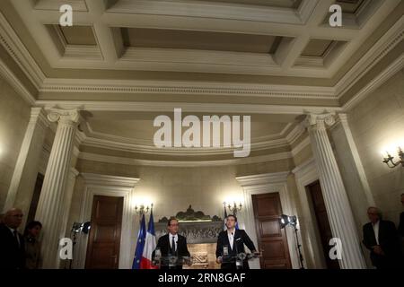 (151023) -- ATHEN, 23. Oktober 2015 -- der griechische Premierminister Alexis Tsipras (R) und der französische Präsident Francois Hollande nehmen am 23. Oktober 2015 an einer Pressekonferenz im Herrenhaus Maximos in Athen, Griechenland, Teil. Der französische Präsident Francois Hollande hat am Freitag den zweiten und letzten Tag seines offiziellen Besuchs hier begonnen, indem er Frankreichs nachdrückliche Unterstützung für die Reformbemühungen Griechenlands zur Überwindung der Schuldenkrise bekräftigte und die Notwendigkeit eines Dialogs über Schuldenerleichterungen bekräftigte, sobald die Griechen die Rettungsverpflichtungen erfüllen. ) GRIECHENLAND-ATHEN-FRANKREICH-VISIT MariosxLolos PUBLICATIONxNOTxINxCHN Athen OKT 23 2015 Greek Prime Ministe Stockfoto