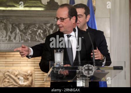 (151023) -- ATHEN, 23. Oktober 2015 -- der griechische Premierminister Alexis Tsipras (R) und der französische Präsident Francois Hollande treffen am 23. Oktober 2015 zu einer Pressekonferenz im Herrenhaus Maximos in Athen, Griechenland, ein. Der französische Präsident Francois Hollande hat am Freitag den zweiten und letzten Tag seines offiziellen Besuchs hier begonnen, indem er Frankreichs nachdrückliche Unterstützung für die Reformbemühungen Griechenlands zur Überwindung der Schuldenkrise bekräftigte und die Notwendigkeit eines Dialogs über Schuldenerleichterungen bekräftigte, sobald die Griechen die Rettungsverpflichtungen erfüllen. ) GRIECHENLAND-ATHEN-FRANKREICH-VISIT MariosxLolos PUBLICATIONxNOTxINxCHN Athen OKT 23 2015 Griechisch Prime Min Stockfoto