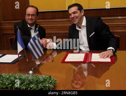 (151023) -- ATHEN, 23. Oktober 2015 -- der griechische Premierminister Alexis Tsipras (R) und der französische Präsident Francois Hollande nehmen an einer Zeremonie zur Unterzeichnung eines Abkommens über bilaterale Zusammenarbeit im Herrenhaus Maximos in Athen, Griechenland, am 23. Oktober 2015 Teil. Der französische Präsident Francois Hollande hat am Freitag den zweiten und letzten Tag seines offiziellen Besuchs hier begonnen, indem er Frankreichs nachdrückliche Unterstützung für die Reformbemühungen Griechenlands zur Überwindung der Schuldenkrise bekräftigte und die Notwendigkeit eines Dialogs über Schuldenerleichterungen bekräftigte, sobald die Griechen die Rettungsverpflichtungen erfüllen. ) GRIECHENLAND-ATHEN-FRANKREICH-BESUCH MariosxLolos PUBLICATIONxNOTxINxCHN Stockfoto