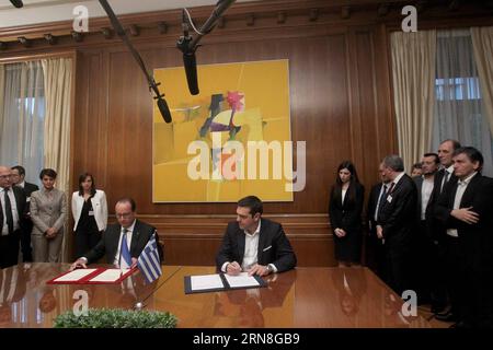 (151023) -- ATHEN, 23. Oktober 2015 -- der griechische Premierminister Alexis Tsipras (Zentral-R) und der französische Präsident Francois Hollande (Zentral-L) nehmen an einer Zeremonie zur Unterzeichnung eines Abkommens über bilaterale Zusammenarbeit im Herrenhaus Maximos in Athen, Griechenland, 23. Oktober 2015, Teil. Der französische Präsident Francois Hollande hat am Freitag den zweiten und letzten Tag seines offiziellen Besuchs hier begonnen, indem er Frankreichs nachdrückliche Unterstützung für die Reformbemühungen Griechenlands zur Überwindung der Schuldenkrise bekräftigte und die Notwendigkeit eines Dialogs über Schuldenerleichterungen bekräftigte, sobald die Griechen die Rettungsverpflichtungen erfüllen. ) GRIECHENLAND-ATHEN-FRANKREICH-BESUCH MARIOSXLOLOS PUBL Stockfoto