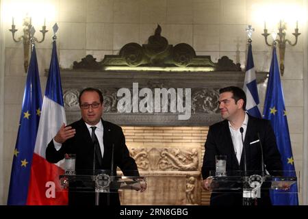 (151023) -- ATHEN, 23. Oktober 2015 -- der griechische Premierminister Alexis Tsipras (R) und der französische Präsident Francois Hollande nehmen am 23. Oktober 2015 an einer Pressekonferenz im Herrenhaus Maximos in Athen, Griechenland, Teil. Der französische Präsident Francois Hollande hat am Freitag den zweiten und letzten Tag seines offiziellen Besuchs hier begonnen, indem er Frankreichs nachdrückliche Unterstützung für die Reformbemühungen Griechenlands zur Überwindung der Schuldenkrise bekräftigte und die Notwendigkeit eines Dialogs über Schuldenerleichterungen bekräftigte, sobald die Griechen die Rettungsverpflichtungen erfüllen. ) GRIECHENLAND-ATHEN-FRANKREICH-VISIT MariosxLolos PUBLICATIONxNOTxINxCHN Athen OKT 23 2015 Greek Prime Ministe Stockfoto