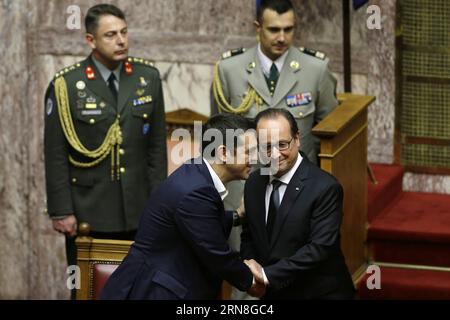 (151023) -- ATHEN, 23. Oktober 2015 -- der griechische Premierminister Alexis Tsipras (L, Front) schüttelt mit dem französischen Präsidenten Francois Hollande (R, Front) im griechischen Parlament in Athen, Griechenland, 23. Oktober 2015 die Hand. Der französische Präsident Francois Hollande hat am Freitag den zweiten und letzten Tag seines offiziellen Besuchs hier begonnen, indem er Frankreichs nachdrückliche Unterstützung für die Reformbemühungen Griechenlands zur Überwindung der Schuldenkrise bekräftigte und die Notwendigkeit eines Dialogs über Schuldenerleichterungen bekräftigte, sobald die Griechen die Rettungsverpflichtungen erfüllen. Pool/Thanassis Stavrakis) GRIECHENLAND-ATHEN-FRANKREICH-VISIT MariosxLolos PUBLICATIONxNOTxINxCHN at Stockfoto