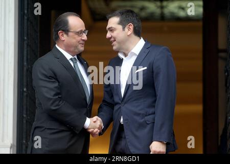 (151023) -- ATHEN, 23. Oktober 2015 -- der griechische Premierminister Alexis Tsipras (R) gibt dem französischen Präsidenten Francois Hollande im Herrenhaus Maximos die Hand, bevor er sich am 23. Oktober 2015 in Athen, Griechenland, trifft. Der französische Präsident Francois Hollande hat am Donnerstag einen zweitägigen offiziellen Besuch in Griechenland begonnen, um eine klare Botschaft der Unterstützung für die Bemühungen zu übermitteln, das Land aus der sechsjährigen Schuldenkrise zu befreien und wieder auf dem Weg zum Wirtschaftswachstum zu sein. ) GRIECHENLAND-ATHEN-FRANKREICH-BESUCH MariosxLolos PUBLICATIONxNOTxINxCHN Athen OKT 23 2015 griechische Premierminister Alexis Tsipras r gibt dem französischen Präsidenten Franco die Hand Stockfoto