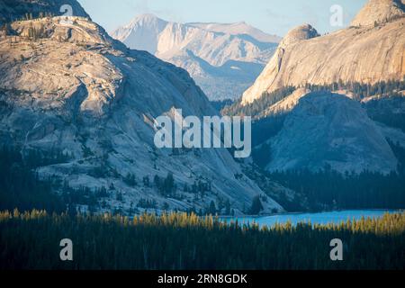 Der Tenaya Lake ist ein wunderschöner Anblick entlang der Tioga Road durch den Yosemite National Park. Stockfoto