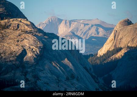 Der Tenaya Lake ist ein wunderschöner Anblick entlang der Tioga Road durch den Yosemite National Park. Stockfoto