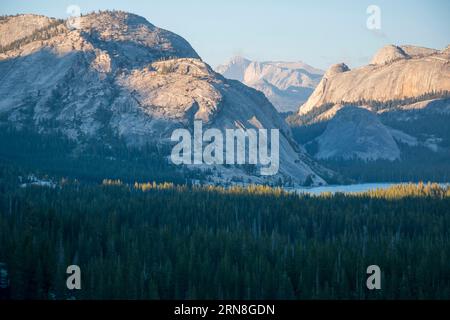 Der Tenaya Lake ist ein wunderschöner Anblick entlang der Tioga Road durch den Yosemite National Park. Stockfoto