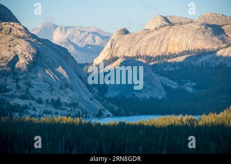 Der Tenaya Lake ist ein wunderschöner Anblick entlang der Tioga Road durch den Yosemite National Park. Stockfoto