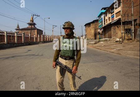 (151023) -- SRINAGAR, 23. Oktober 2015 -- ein indischer paramilitärischer Soldat steht vor einer großen Moschee Wache, während Beschränkungen in der Altstadt von Srinagar, Sommerhauptstadt des von Indien kontrollierten Kaschmirs, 23. Oktober 2015. Die Behörden verhängten am Freitag strenge Beschränkungen in mehreren Gebieten des von Indien kontrollierten Kaschmirs, um das Protestprogramm separatistischer Führer zu untersagen und Zusammenstöße bei der Tötung eines Truckers zu verhindern. ) KASCHMIR-SRINAGAR-PROTEST-RESTRIKTIONEN JavedxDar PUBLICATIONxNOTxINxCHN Srinagar OKT 23 2015 to Indian paramilitary Soldier Stand Guard vor einer Großen Moschee während Restriktionen Stockfoto