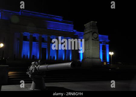 (151024) -- AUCKLAND, 24. Oktober 2015 -- das war Memorial Museum wird in Auckland, Neuseeland, im Rahmen der weltweiten Feierlichkeiten zum 70. Gründungsjubiläum der Vereinten Nationen am 24. Oktober 2015 blau beleuchtet. ) (cl) NEUSEELAND-AUCKLAND-MUSEUM-UN-70th ANNIVERSARY-BLUE LIGHT TianxYe PUBLICATIONxNOTxINxCHN Auckland OCT 24 2015 das was Memorial Museum WIRD in Blau in Auckland Neuseeland als Teil der weltweiten Feierlichkeiten zum 70. Gründungsjubiläum der Vereinten Nationen AM 24. Oktober 2015 CL Neuseeland Museum UN 70th Anniversary Blue Light PUBLICATIONxNOTxINxCHN Stockfoto