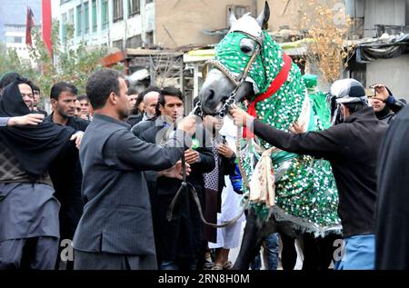 (151024) -- KABUL, 24. Oktober 2015 -- afghanische schiitische Muslime berühren ein religiöses Pferd während einer Ashura-Prozession in Kabul, Afghanistan, 24. Oktober 2015. Afghanische Muslime beobachteten am Samstag Ashura, oder den zehnten Tag des heiligen Monats Muharram, um der Schlacht von Karbala zu gedenken, als Imam Hussein, ein Enkel des Propheten Muhammad, getötet wurde. AFGHANISTAN-KABUL-ASHURA-PROZESSION Omid PUBLICATIONxNOTxINxCHN Kabul OKT 24 2015 afghanische schiitische Muslime berühren ein religiöses Pferd während der Ashura-Prozession in Kabul Afghanistan OKT 24 2015 afghanische Muslime AM Samstag beobachteten Ashura oder den zehnten Tag der Stockfoto