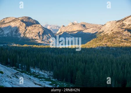 Der Tenaya Lake ist ein wunderschöner Anblick entlang der Tioga Road durch den Yosemite National Park. Stockfoto