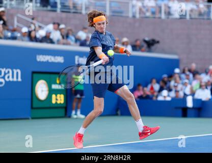 Flushing Meadow, United Erklärte. August 2023 31. Andrey Rublev kehrt einen Ball an Gael Monfils aus Frankreich zurück, der am Donnerstag, den 31. August 2023 in New York City bei den US Open Tennis Championships 2023 im USTA Billie Jean King National Tennis Center in der zweiten Runde in der Grandstand spielte. Foto von John Angelillo/UPI Credit: UPI/Alamy Live News Stockfoto