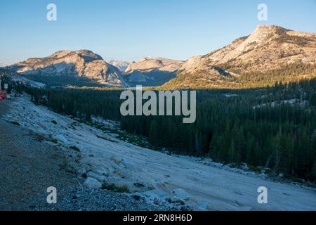 Der Tenaya Lake ist ein wunderschöner Anblick entlang der Tioga Road durch den Yosemite National Park. Stockfoto