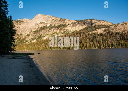 Der Tenaya Lake ist ein wunderschöner Anblick entlang der Tioga Road durch den Yosemite National Park. Stockfoto