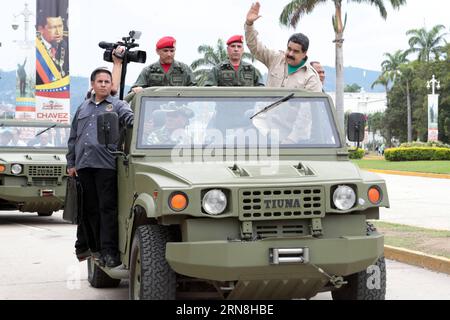 (151025) -- CARACAS, 24. Oktober 2015 -- der venezolanische Präsident Nicolas Maduro (R) weht am 24. Oktober 2015 aus einem Militärfahrzeug während der Aktivierung der 99 Kommandos der Comprehensive Defense Areas, die für die Miliz verantwortlich sein werden, in Caracas, Venezuela. Maduro aktivierte am Samstag 99 Comprehensive Defense Areas (CDA), neue geografische Zonen, die die Miliz als Teil der bolivarischen Nationalen Streitkräfte abdecken werden. Die 99 CDAs, die der bolivarischen Nationalmiliz angehören, wurden mit 280 Fahrzeugen ausgestattet, die den Grad der Einsatzbereitschaft in erhöhen Stockfoto