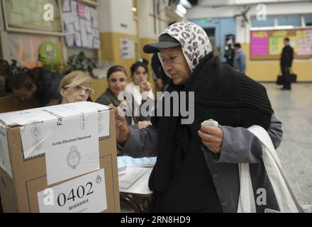 (151025) -- BUENOS AIRES, 25. Oktober 2015 -- Eine Wählerin gibt ihre Stimme während der Parlamentswahlen in einem Wahllokal in Buenos Aires, Argentinien, am 25. Oktober 2015 ab. Die Präsidentschaftswahlen beginnen am Sonntag um 8 Uhr morgens. Auf diesem Wahlweg werden über 32 Millionen Bürger zu den Wahlen gerufen. Luciana Granovsky/TELAM) (rhj) ARGENTINA-BUENOS AIRES-POLITICS-ELECTIONS e TELAM PUBLICATIONxNOTxINxCHN Buenos Aires OCT 25 2015 A Voter gibt ihre STIMME während der allgemeinen Wahlen in einer Wahlstation in Buenos Aires City Argentinien AM OCT 25 2015 ab. Die Präsidentschaftswahlen beginnen Sonntag UM 8 Uhr über 32 Uhr Stockfoto