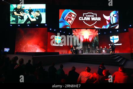 (151025) -- HELSINKI, 24. Oktober 2015 -- finnische und schwedische Teams treten im Viertelfinale eines globalen Turniers des Taschenspiels Clash of Clan im Helsinki Exhibition Center in Helsinki, Finnland, am 24. Oktober 2015 an. Fans aus etwa 20 Ländern nahmen am Finale eines globalen Turniers des Taschenspiels Clash of Clan Teil, ein Spiel, das von Finnlands Supercell entwickelt wurde. (zw) FINNLAND-HELSINKI-CLASH DES CLANS LixJizhi PUBLICATIONxNOTxINxCHN Helsinki OCT 24 2015 finnische und schwedische Teams nehmen am Viertelfinale eines globalen Turniers des Pocket Game Clash of Clan IM Helsinki Exhibition Center in H Teil Stockfoto