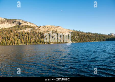 Der Tenaya Lake ist ein wunderschöner Anblick entlang der Tioga Road durch den Yosemite National Park. Stockfoto