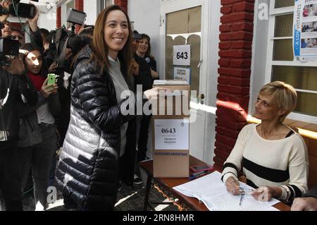 (151025) -- BUENOS AIRES, 25. Oktober 2015 -- Maria Eugenia Vidal (L, Front), Kandidatin für die Gouverneurin der Provinz Buenos Aires der Republikanischen Proposal Party (pro, für ihr Akronym auf Spanisch), gibt ihre Stimme während der allgemeinen Wahlen in einer Wahlstation in der Stadt Castelar, Provinz Buenos Aires, Argentinien, am 25. Oktober 2015 ab. Die Präsidentschaftswahlen begannen am Sonntag um 8.00 Uhr, und über 32 Millionen Bürger werden auf diesem Wahlweg zu den Wahlen gerufen. TELAM) (vf) (fnc) ARGENTINIEN-BUENOS AIRES-PRÄSIDENTSCHAFTSWAHLEN e TELAM PUBLICATIONxNOTxINxCHN Buenos Aires OCT 25 2015 Mary Eugenia Stockfoto