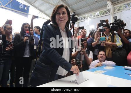 (151025) -- GUATEMALA CITY, 25. Oktober 2015 -- die Präsidentschaftskandidatin für die nationale Einheit der Hoffnung (UNE, für ihr Akronym in Spanisch), Sandra Torres (Front), gibt ihre Stimme am 25. Oktober 2015 in einer Wahlstation in Guatemala City, der Hauptstadt Guatemalas, ab. Guatemalteker begannen am Sonntag mit der Durchführung von Wahlen. STR) (jp) (fnc) GUATEMALA-GUATEMALA CITY-PRESIDENTIAL ELECTIONS-RUNOFF e Stringer PUBLICATIONxNOTxINxCHN Guatemala City OCT 25 2015 die Präsidentschaftskandidatin für die nationale Einheit der Hoffnung Une für ihr Akronym in der spanischen Partei Sandra Torres Front gibt ihre STIMME BEI einer Umfrage AB Stockfoto