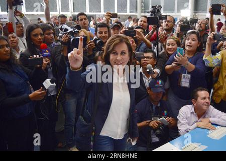 (151025) -- GUATEMALA CITY, 25. Oktober 2015 -- die Präsidentschaftskandidatin für die nationale Einheit der Hoffnung (UNE), Sandra Torres (C), zeigt ihren Finger mit Tinte markiert, nachdem sie am 25. Oktober 2015 in einem Wahllokal in Guatemala City, der Hauptstadt Guatemalas, ihre Stimme abgegeben hat. Guatemalteker begannen am Sonntag mit der Durchführung von Wahlen. STR) (jp) (fnc) GUATEMALA-GUATEMALA CITY-PRESIDENTIAL ELECTIONS-RUNOFF e Stringer PUBLICATIONxNOTxINxCHN Guatemala City OCT 25 2015 der Präsidentschaftskandidat für die nationale Einheit der Hoffnung Une für sein Akronym in der spanischen Partei Sandra Stockfoto