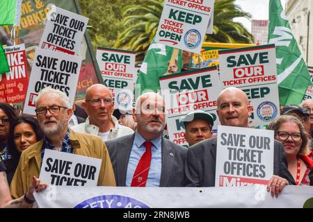 London, Großbritannien. August 2023 31. L-R: Der ehemalige Labour-Parteivorsitzende Jeremy Corbyn, der Generalsekretär der ASLEF, Mick Whelan, und der Generalsekretär der RMT, Mick Lynch, marschieren mit Demonstranten während der Demonstration. Mitglieder der RMT (Rail, Maritime and Transport Workers Union) und andere Demonstranten marschierten vom Department for Transport zur Downing Street und forderten die Regierung auf, die Schließung von Fahrkartenschaltern an den Bahnhöfen einzustellen. Quelle: SOPA Images Limited/Alamy Live News Stockfoto