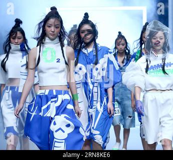 Models präsentieren Kreationen des chinesischen Designers Wei Chao während der China Fashion Week in Peking, Hauptstadt Chinas, 27. Oktober 2015. ) (Wjq) CHINA-BEIJING-FASHION WEEK (CN) ChenxJianli PUBLICATIONxNOTxINxCHN Models präsentieren Kreationen der chinesischen Designer Wei Chao während der China Fashion Week in Peking Hauptstadt China OCT 27 2015 wjq China Beijing Fashion Week CN ChenxJianli PUBLICATIONxNOTxINxCHN Stockfoto