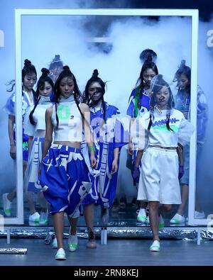 Models präsentieren Kreationen des chinesischen Designers Wei Chao während der China Fashion Week in Peking, Hauptstadt Chinas, 27. Oktober 2015. ) (Wjq) CHINA-BEIJING-FASHION WEEK (CN) ChenxJianli PUBLICATIONxNOTxINxCHN Models präsentieren Kreationen der chinesischen Designer Wei Chao während der China Fashion Week in Peking Hauptstadt China OCT 27 2015 wjq China Beijing Fashion Week CN ChenxJianli PUBLICATIONxNOTxINxCHN Stockfoto
