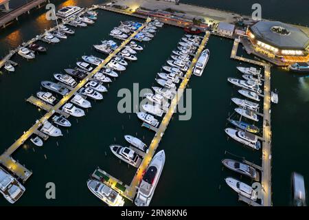 Miami Marina Bay mit luxuriösen Segelbooten. Teure Yachten und Motorboote legen im Hafen von Biscayne Bay in der Innenstadt von Brickell an Stockfoto