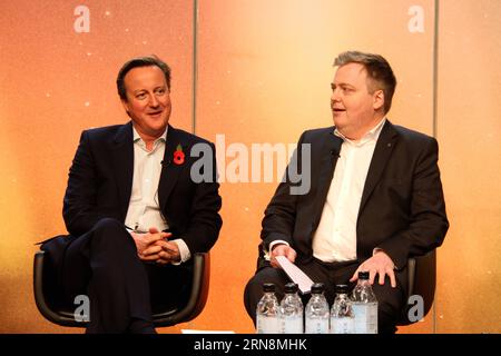 (151029) -- REYKJAVIK, Oktober 29 -- der britische Premierminister David Cameron (L) und sein isländischer Amtskollege Sigmundur David Gunnlaugsson nahmen am 29. Oktober 2015 am Northern Future Forum in Reykjavik, Island, Teil. ) ISLAND-REYKJAVIK-FUTURE FORUM XiexBinbin PUBLICATIONxNOTxINxCHN Reykjavik OCT 29 der britische Premierminister David Cameron l und sein isländischer Teil Sigmundur David Gunnlaugsson nehmen AM 29 2015. Oktober an dem Northern Future Forum in Reykjavik Island Teil Stockfoto