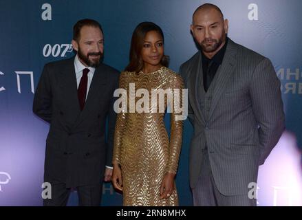 (151029) -- MOSKAU, 29. Oktober 2015 -- der britische Schauspieler Ralph Fiennes, die britische Schauspielerin Naomie Harris und der amerikanische Schauspieler Dave Bautista (L-R) kommen zur James-Bond-Premiere in Moskau, Russland, 29. Oktober 2015. ) RUSSLAND-MOSKAU-KULTUR-SPEKTREN PREMIERE PavelxBednyakov PUBLICATIONxNOTxINxCHN James Bond Spectre - Filmpremiere in Moskau Moskau OCT 29 2015 britischer Schauspieler Ralph Fiennes britische Schauspielerin Naomie Harris und US-amerikanischer Schauspieler Dave Bautista l r kommen BEI der New James Bond Movie Specter Premiere in Moskau Russland OCT 29 2015 Russia Culture Specter Premiere an PavelxBednyakov PUB Stockfoto