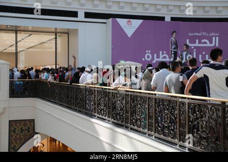 (151029) -- DUBAI, 29. Oktober 2015 -- Kunden Schlange vor einem Apple Store während des Eröffnungstages in einem Einkaufszentrum in Dubai, Vereinigte Arabische Emirate, 29. Oktober 2015. Apple hat seine ersten Einzelhandelsgeschäfte im Nahen Osten mit zwei Geschäften in den Vereinigten Arabischen Emiraten eröffnet. Die beiden neuen Geschäfte für den in Cupertino, Kalifornien ansässigen Technologieriesen befinden sich in der Mall of the Emirates in Dubai und in der Yas Mall in Abu Dhabi. ) UAE-DUBAI-TECHNOLOGY-APPLE LixZhen PUBLICATIONxNOTxINxCHN Dubai OCT 29 2015 Kunden Warten Sie während des Eröffnungstages IN einem Einkaufszentrum IN Dubai Vereinigte Arabische Emirate OCT 29 vor dem Apple Store Stockfoto