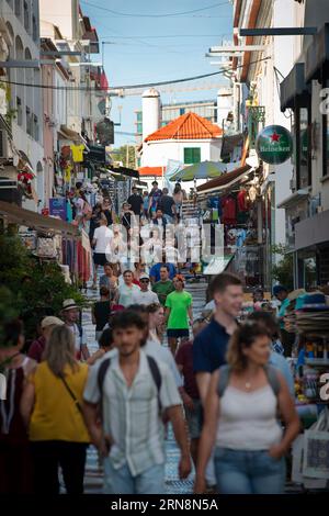 Rue Fredrico Arouca Street, Cascais, Portugal. Die wichtigste Fußgängerzone in Cascais im Zentrum der Altstadt. In der kopfsteingepflasterten Straße, die von Geschäften, Restaurants und Weinstuben gesäumt ist, sind an einem Sommersonntagabend Touristen und Einheimische überfüllt. Stockfoto